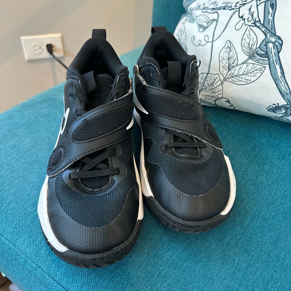 ✨Nike (EUC) Shoes for Boys Size 5✨